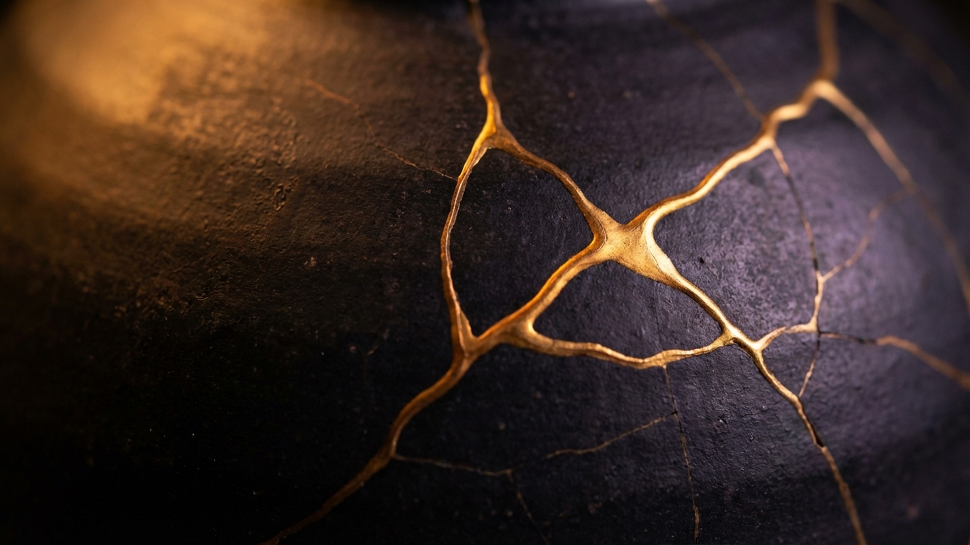 Kintsugi — mit Gold reparierte Keramik als Sinnbild für Heilung nach Vertrauensbruch